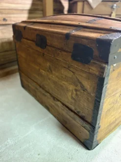 Grande malle de voyage bombée ancienne – restaurée avec soin