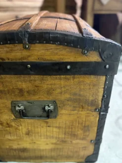 Grande malle de voyage bombée ancienne – restaurée avec soin