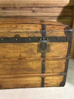 Grande malle de voyage bombée ancienne – restaurée avec soin
