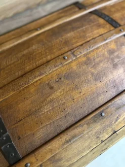 Grande malle de voyage bombée ancienne – restaurée avec soin