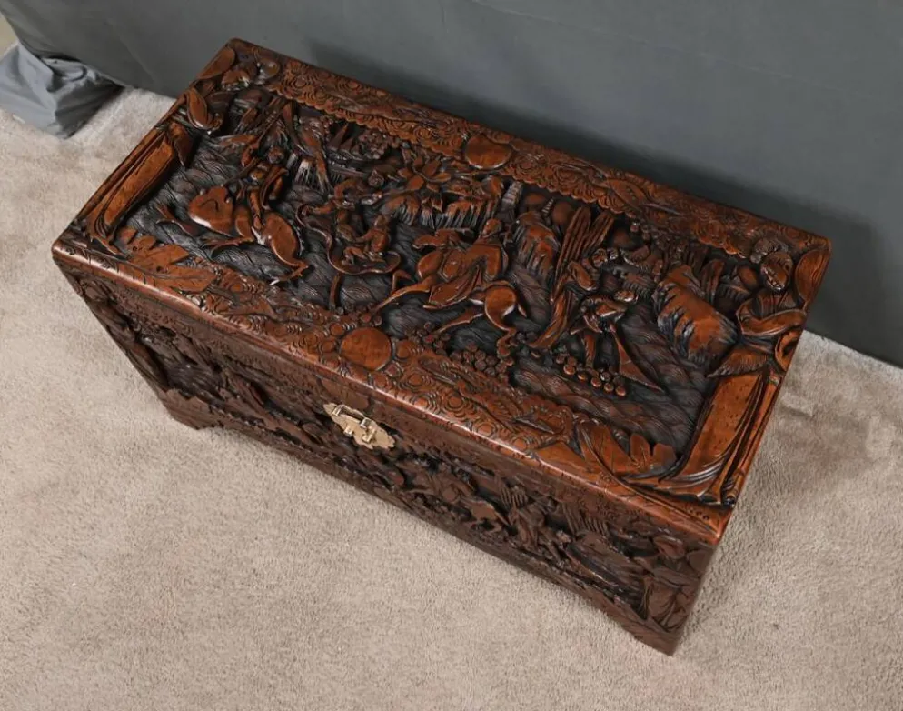 Grande Malle en Camphrier Sculpté, Chine – Milieu XXe