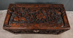 Grande Malle en Camphrier Sculpté, Chine – Milieu XXe