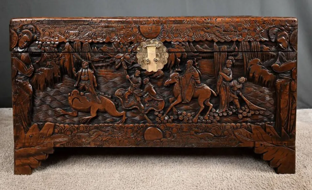 Grande Malle en Camphrier Sculpté, Chine – Milieu XXe