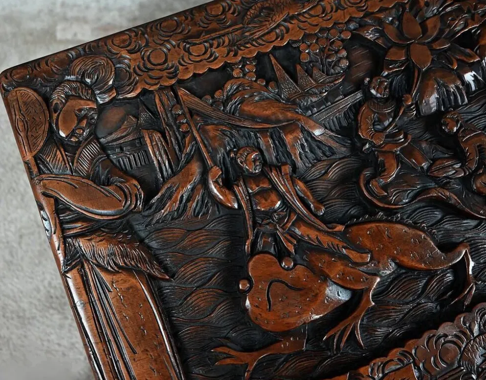 Grande Malle en Camphrier Sculpté, Chine – Milieu XXe