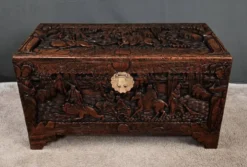Grande Malle en Camphrier Sculpté, Chine – Milieu XXe