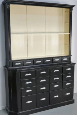 Grand ensemble d'armoires de pharmacie antiques peintes en noir, Europe de l'Est, années 1910.