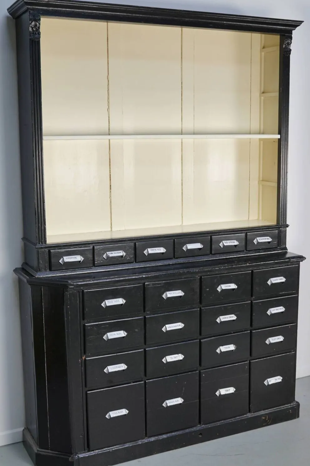 Grand ensemble d'armoires de pharmacie antiques peintes en noir, Europe de l'Est, années 1910.