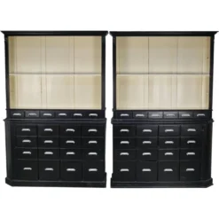 Grand ensemble d'armoires de pharmacie antiques peintes en noir, Europe de l'Est, années 1910.