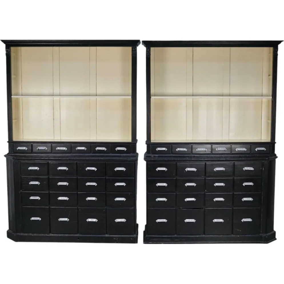 Grand ensemble d'armoires de pharmacie antiques peintes en noir, Europe de l'Est, années 1910.