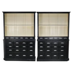 Grand ensemble d'armoires de pharmacie antiques peintes en noir, Europe de l'Est, années 1910.