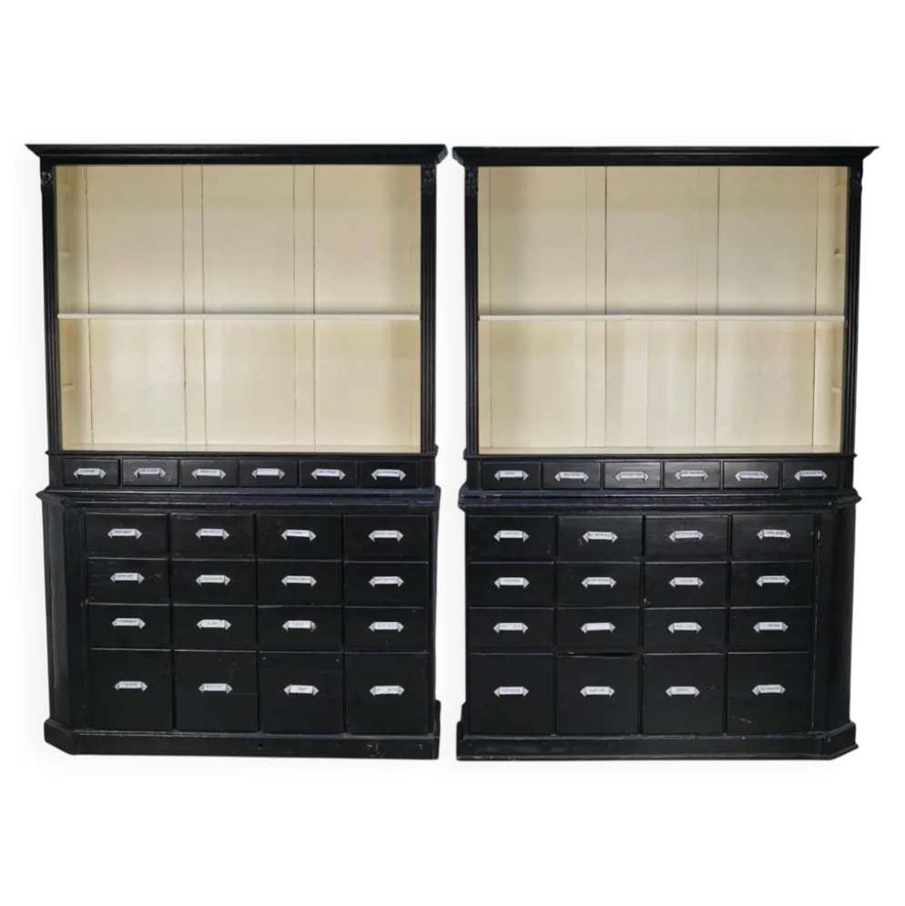 Grand ensemble d'armoires de pharmacie antiques peintes en noir, Europe de l'Est, années 1910.