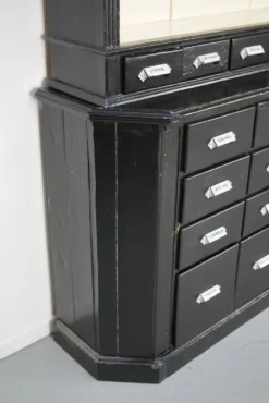 Grand ensemble d'armoires de pharmacie antiques peintes en noir, Europe de l'Est, années 1910.