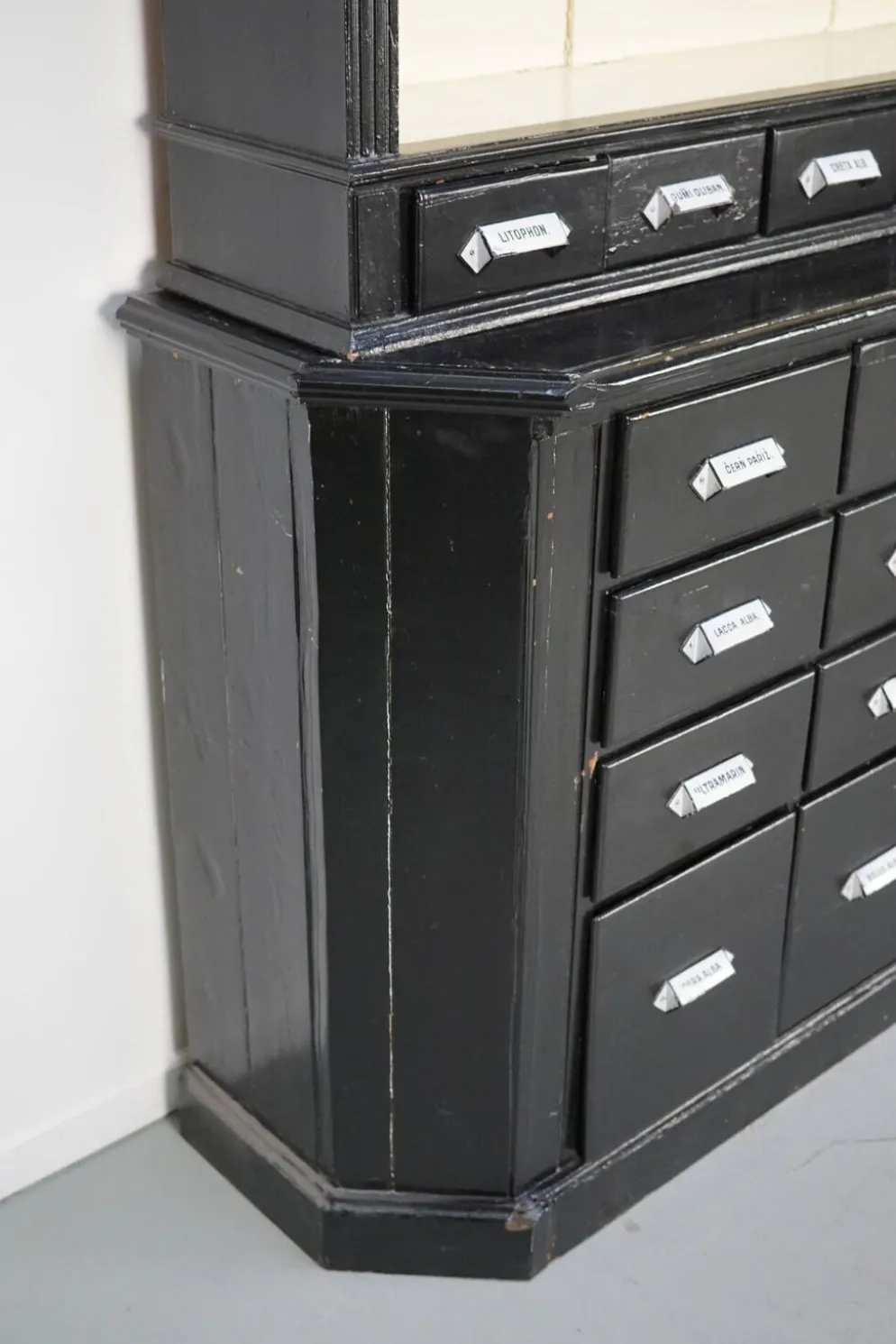 Grand ensemble d'armoires de pharmacie antiques peintes en noir, Europe de l'Est, années 1910.