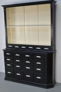 Grand ensemble d'armoires de pharmacie antiques peintes en noir, Europe de l'Est, années 1910.