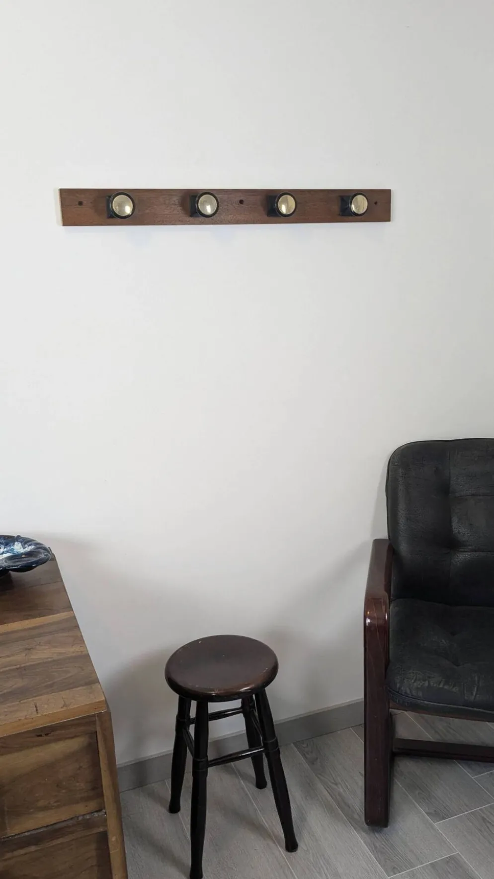 Grande patère murale vintage à 4 crochets en bois exotique et bakélite