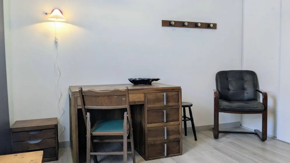 Grande patère murale vintage à 4 crochets en bois exotique et bakélite