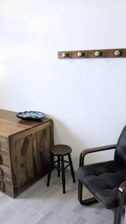 Grande patère murale vintage à 4 crochets en bois exotique et bakélite