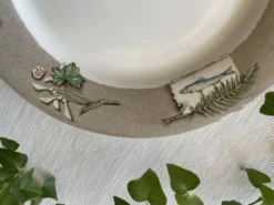 8 grandes assiettes plates en faïence de gien