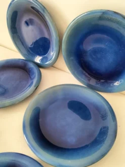 6 grandes assiettes plates en grès bleu cobalt et turquoise