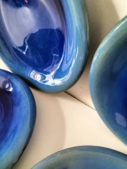 6 grandes assiettes plates en grès bleu cobalt et turquoise