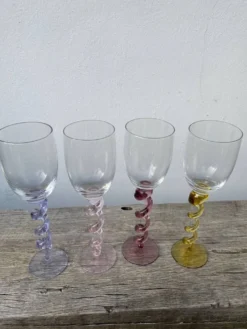4 grandes coupes flûtes à champagne multicolores torsadés