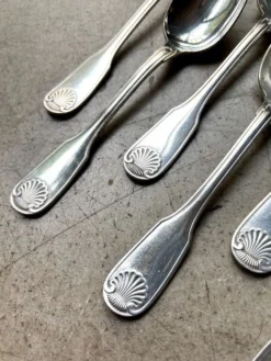 6 grandes cuillères Christofle en métal argenté, décor coquille
