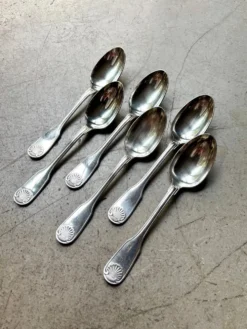 6 grandes cuillères Christofle en métal argenté, décor coquille
