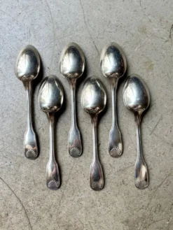 6 grandes cuillères Christofle en métal argenté, décor coquille