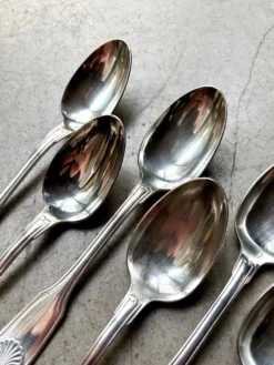 6 grandes cuillères Christofle en métal argenté, décor coquille