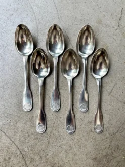 6 grandes cuillères Christofle en métal argenté, décor coquille