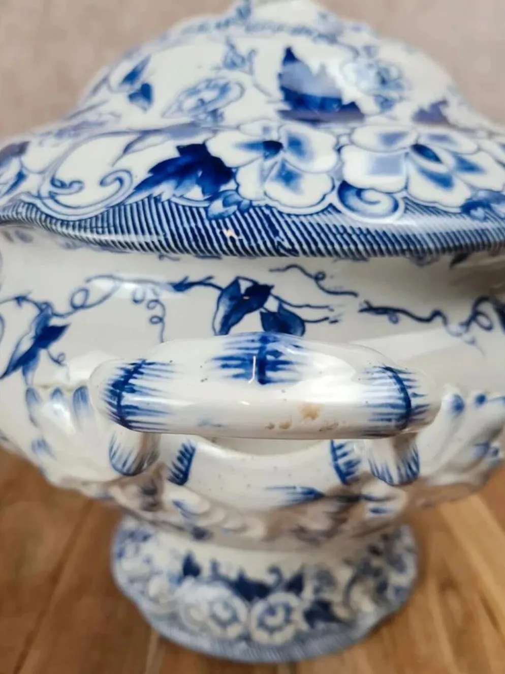 Grande soupière ancienne Creil & Montereau – Modèle Flora