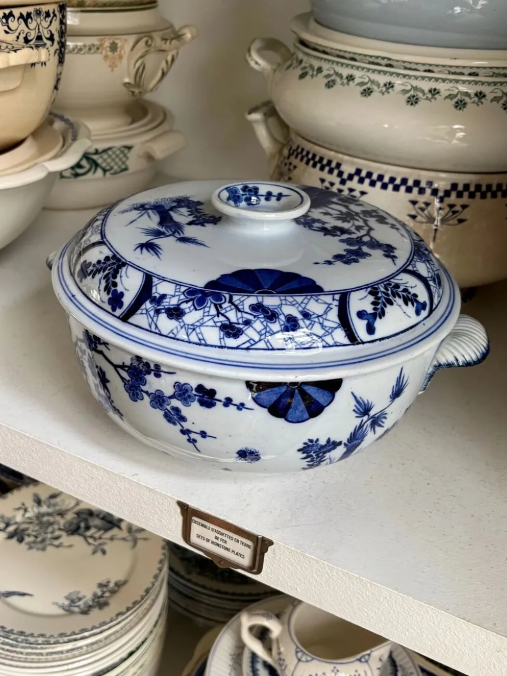 Grande soupière Creil & Montereau en terre de fer bleue, service "Japon"