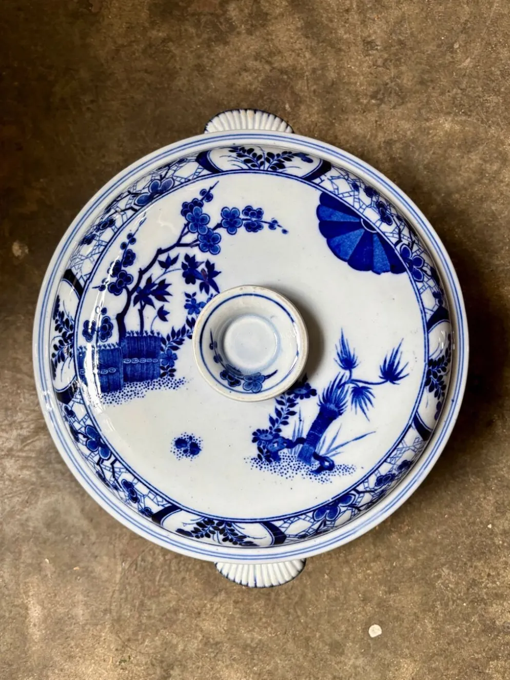 Grande soupière Creil & Montereau en terre de fer bleue, service "Japon"