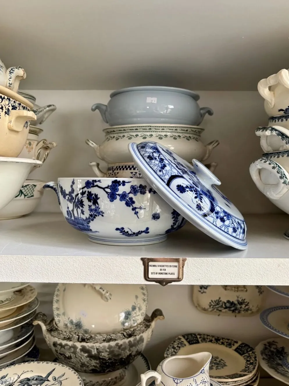 Grande soupière Creil & Montereau en terre de fer bleue, service "Japon"