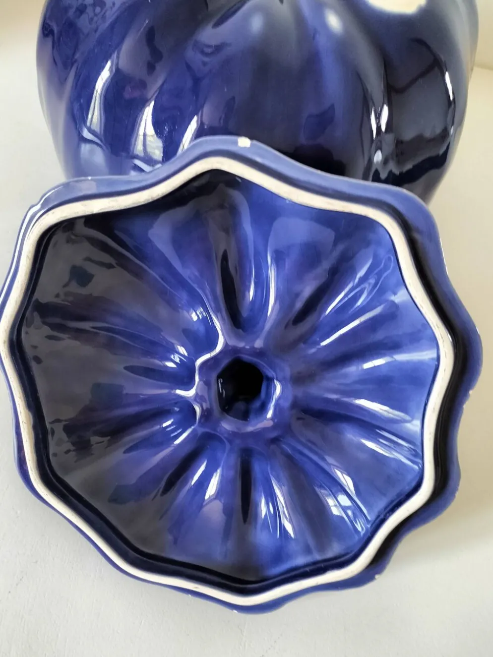 Grande soupière vintage en céramique émaillée bleu outremer