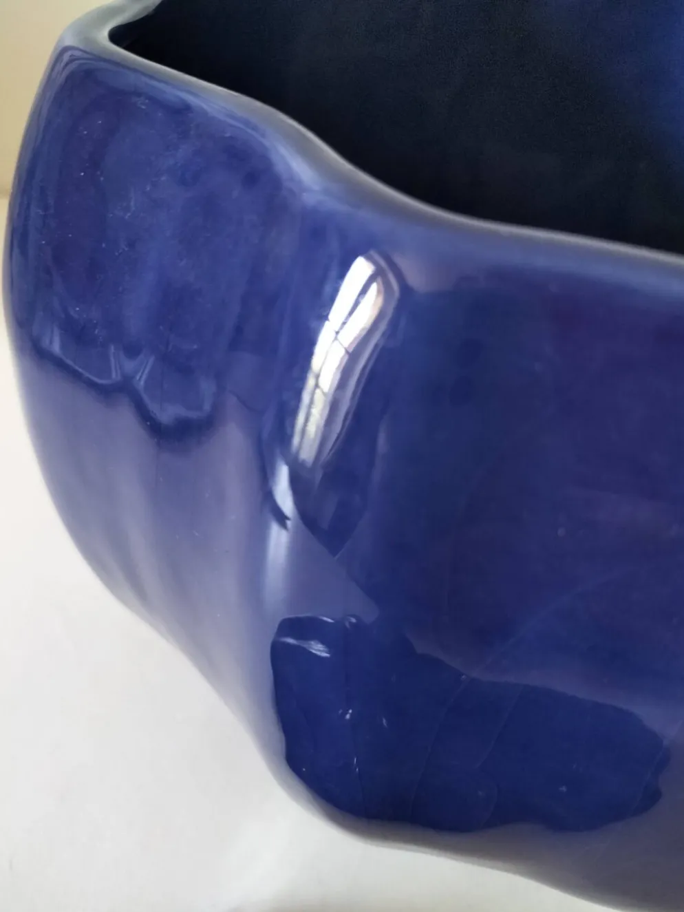Grande soupière vintage en céramique émaillée bleu outremer
