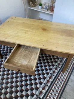 Grande table basse ancienne en bois massif, esprit ferme – 1 tiroir –