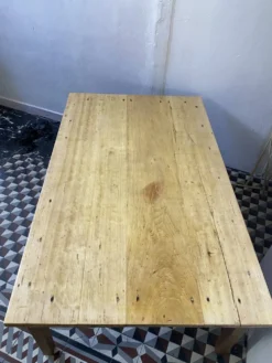 Grande table basse ancienne en bois massif, esprit ferme – 1 tiroir –
