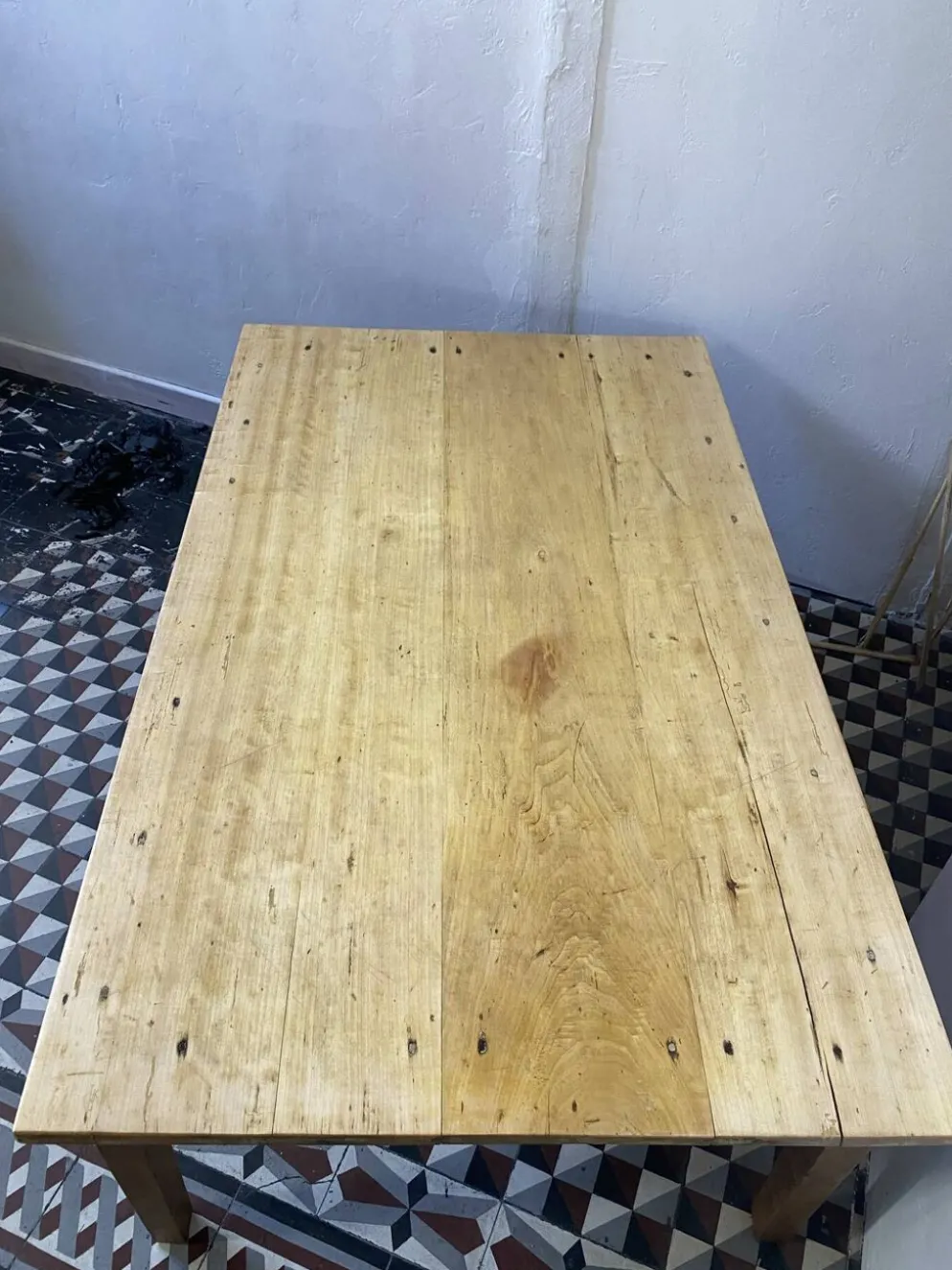 Grande table basse ancienne en bois massif, esprit ferme – 1 tiroir –