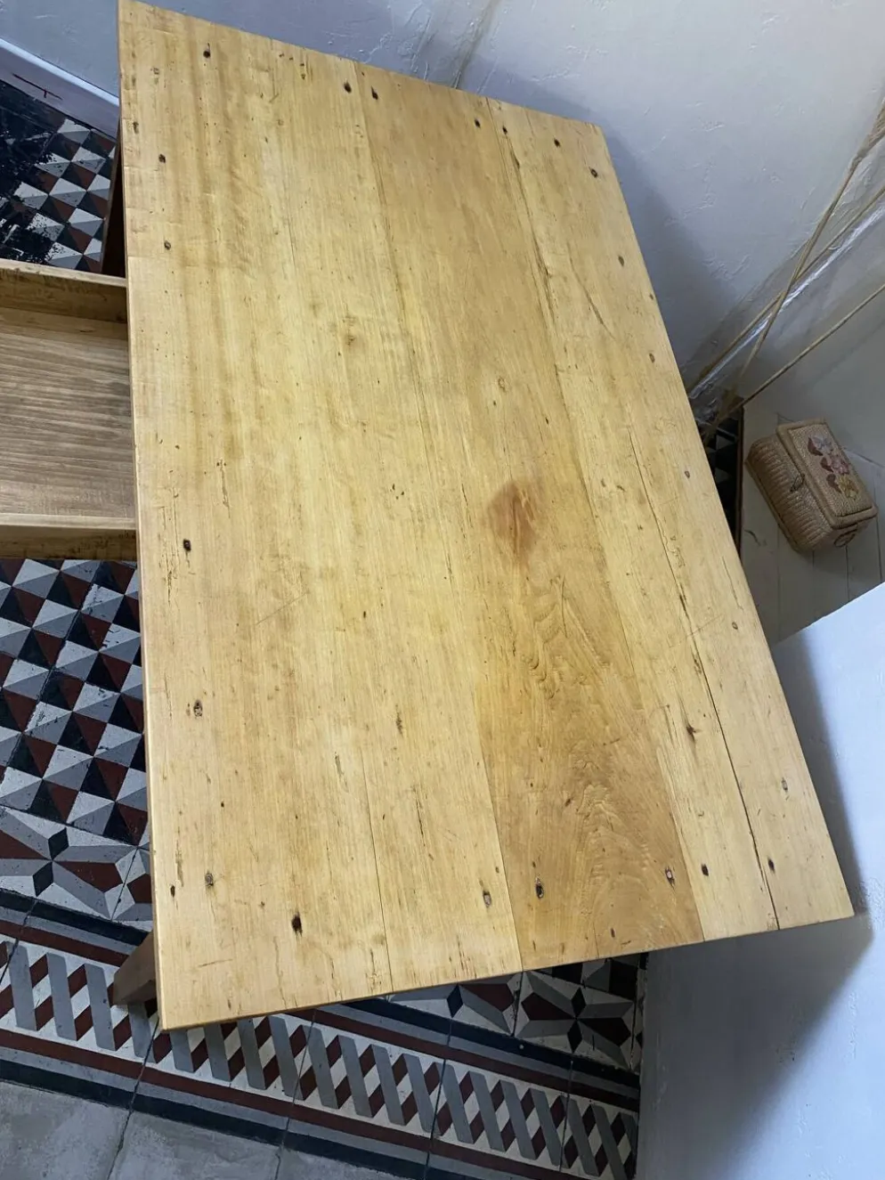 Grande table basse ancienne en bois massif, esprit ferme – 1 tiroir –