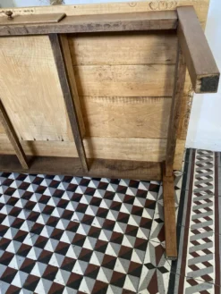 Grande table basse ancienne en bois massif, esprit ferme – 1 tiroir –