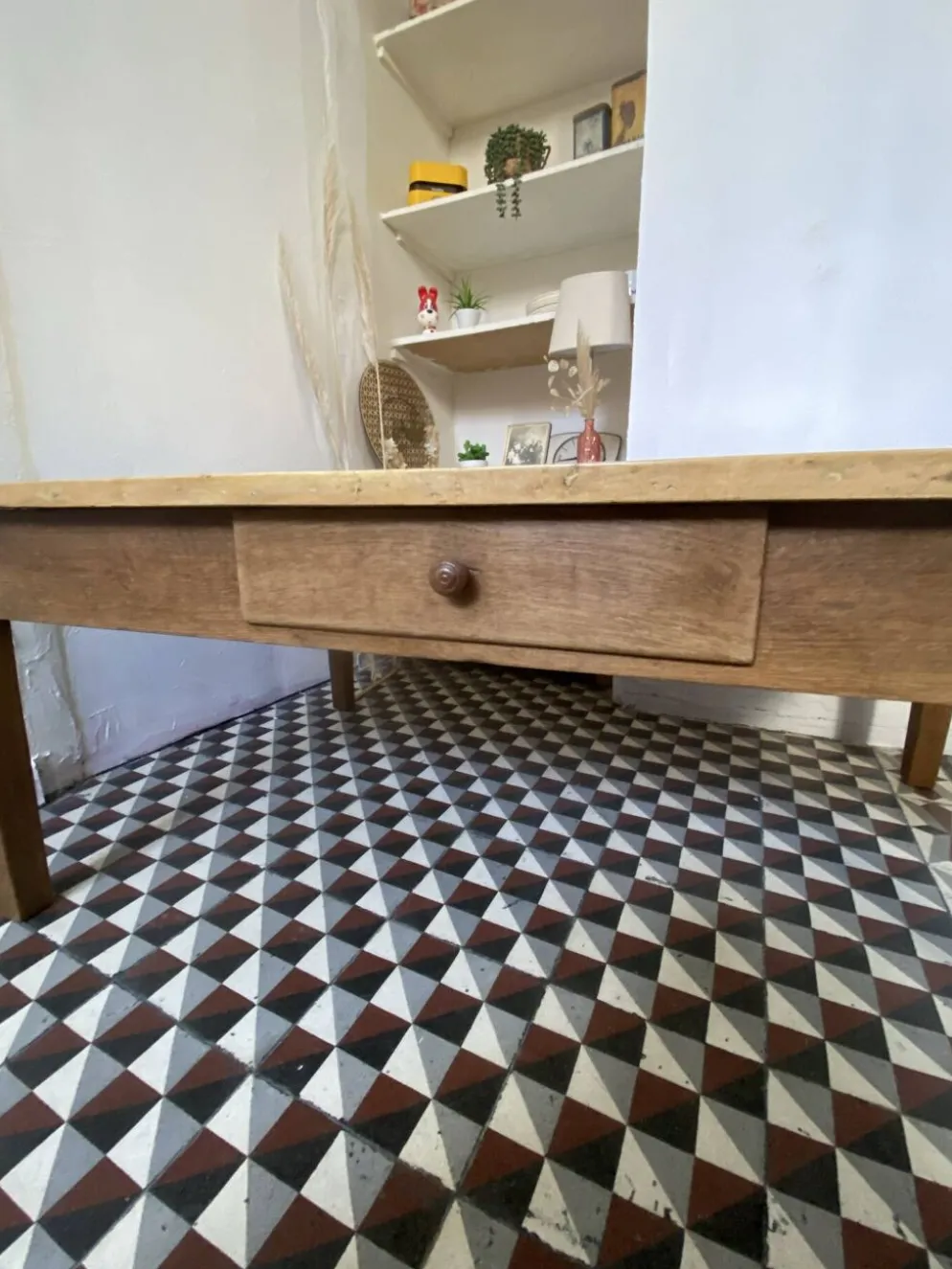 Grande table basse ancienne en bois massif, esprit ferme – 1 tiroir –