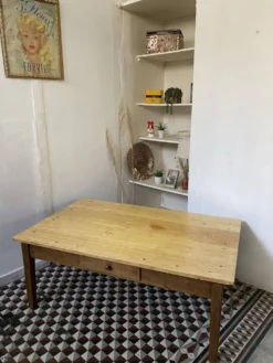 Grande table basse ancienne en bois massif, esprit ferme – 1 tiroir –