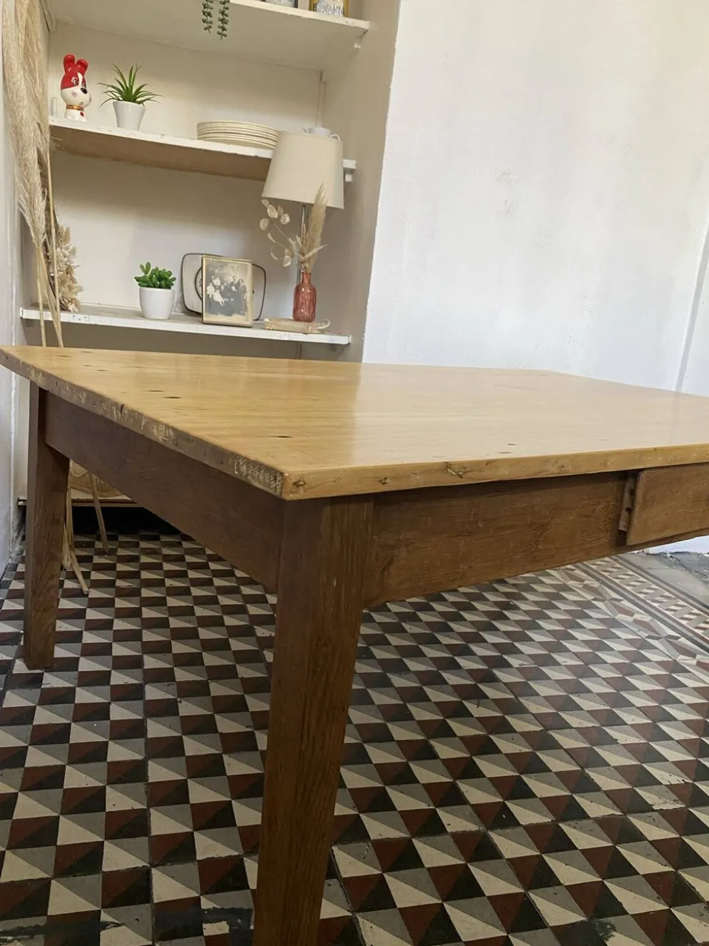 Grande table basse ancienne en bois massif, esprit ferme – 1 tiroir –