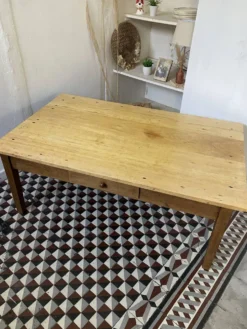 Grande table basse ancienne en bois massif, esprit ferme – 1 tiroir –