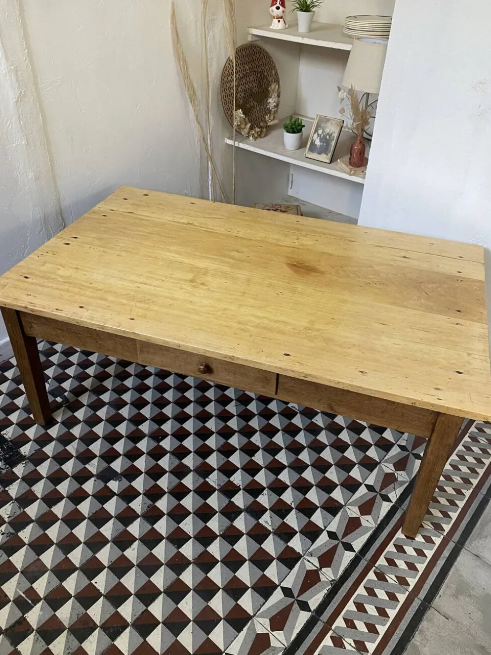 Grande table basse ancienne en bois massif, esprit ferme – 1 tiroir –