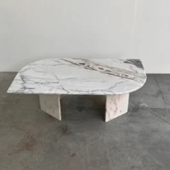 Grande table basse en marbre postmoderne italienne, table sculpturale en pierre vintage, années 1980.
