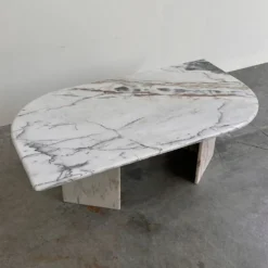 Grande table basse en marbre postmoderne italienne, table sculpturale en pierre vintage, années 1980.
