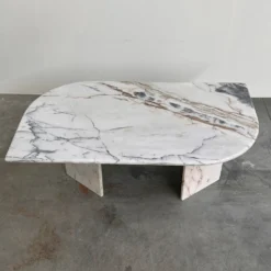 Grande table basse en marbre postmoderne italienne, table sculpturale en pierre vintage, années 1980.