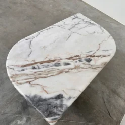 Grande table basse en marbre postmoderne italienne, table sculpturale en pierre vintage, années 1980.